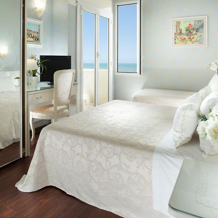 Hotel Admiral - On The Beach Riccione Kültér fotó