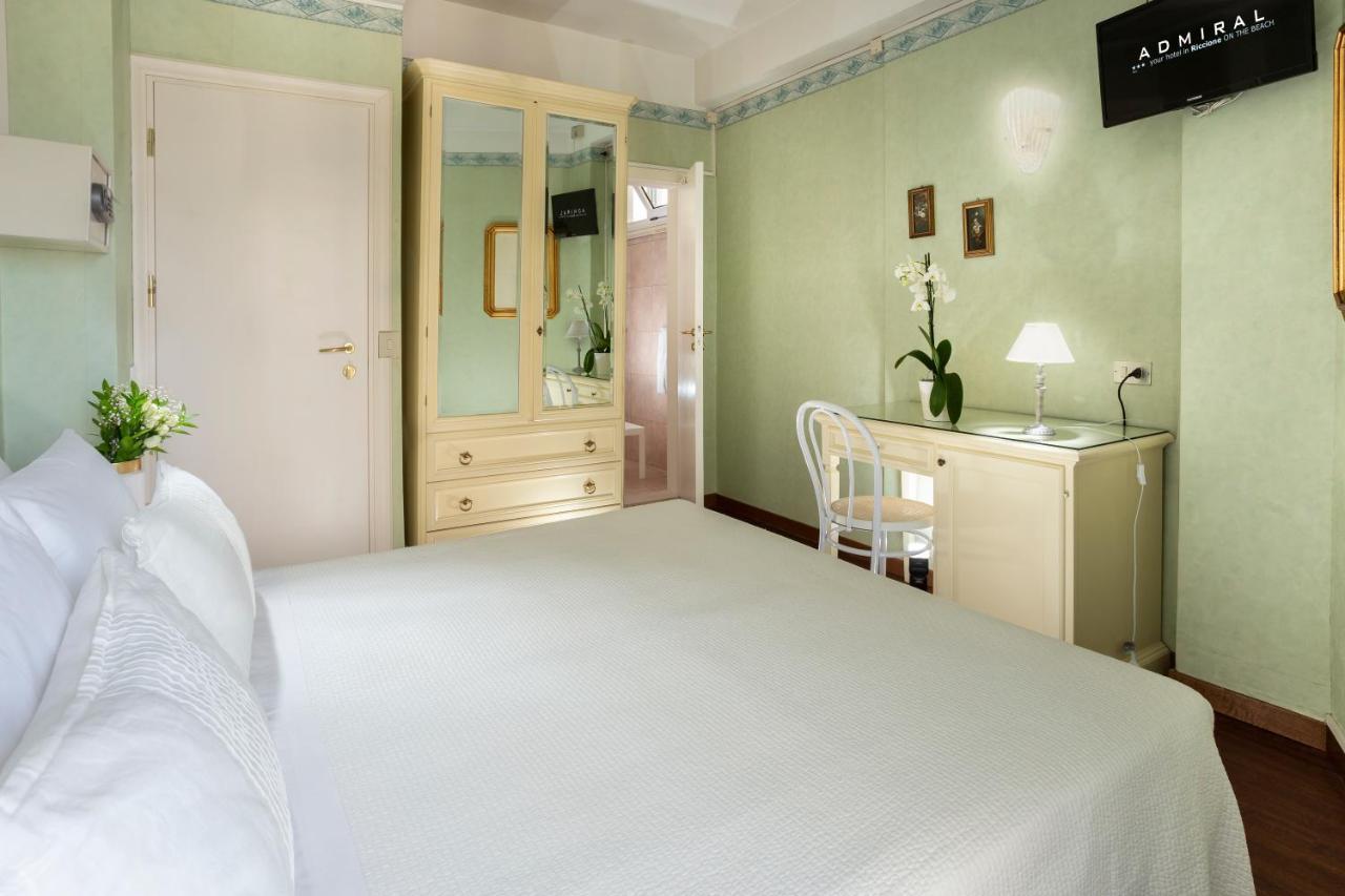 Hotel Admiral - On The Beach Riccione Kültér fotó