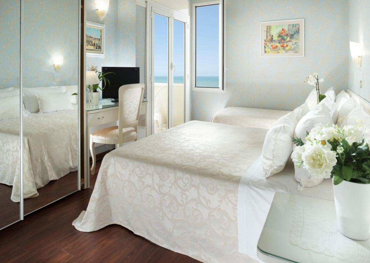 Hotel Admiral - On The Beach Riccione Kültér fotó