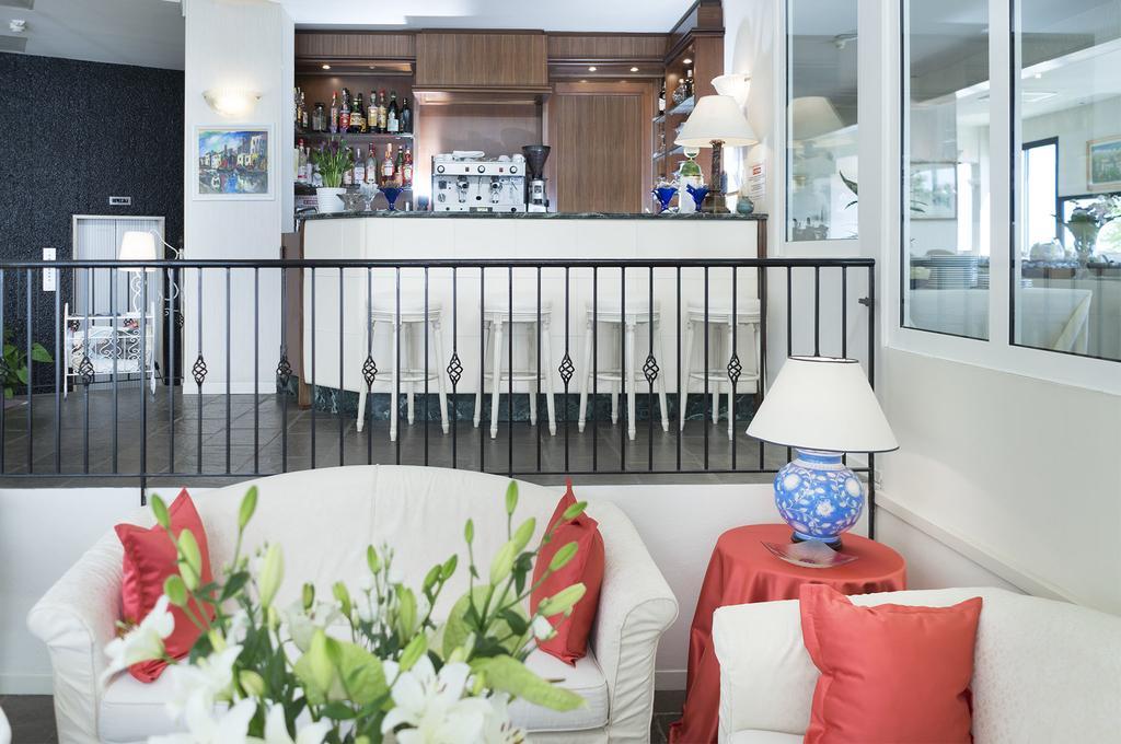 Hotel Admiral - On The Beach Riccione Kültér fotó