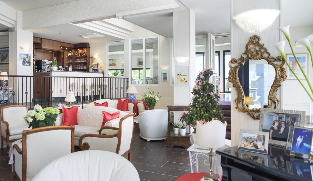 Hotel Admiral - On The Beach Riccione Kültér fotó