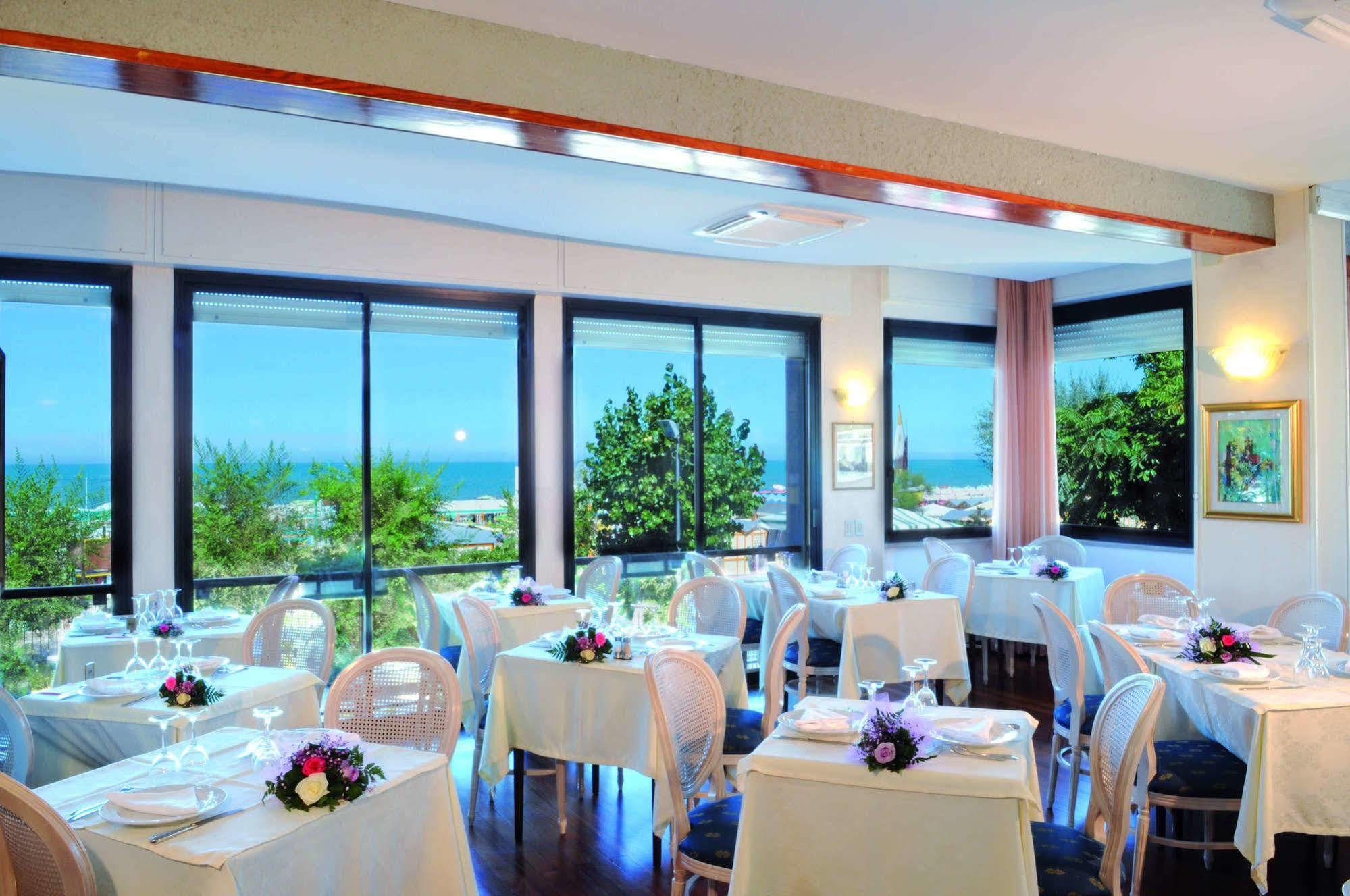 Hotel Admiral - On The Beach Riccione Kültér fotó